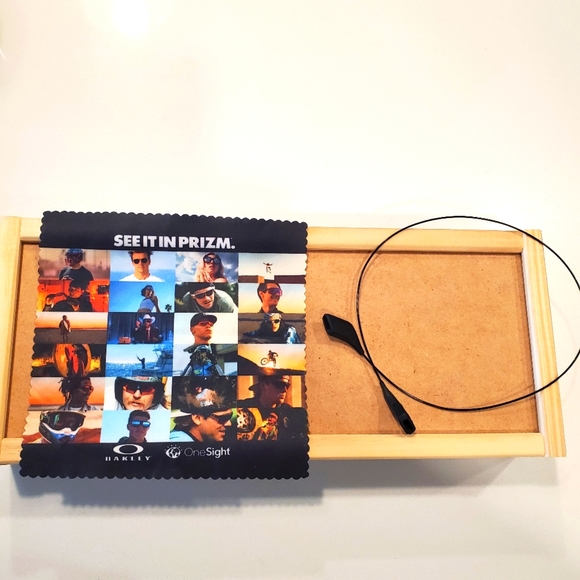Oakley Other - Oakley Limited Edition Oakley athletes microfiber cloth and Oakley eyewear leash